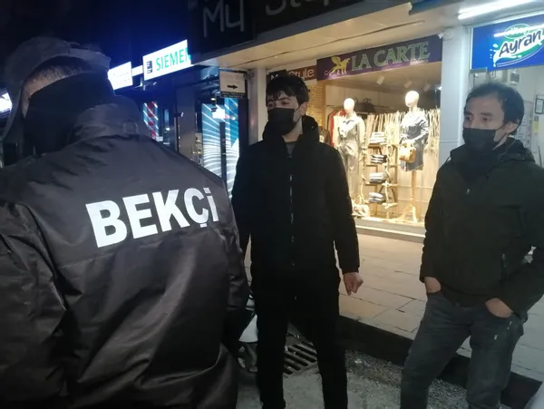 hem-kisitlamaya-uymadilar-hem-maskesiz-yakalandilar-bahaneleri-pes-dedirtti-1614376423945.jpg Hem kısıtlamaya uymadılar hem maskesiz yakalandılar! Bahaneleri pes dedirtti - 1