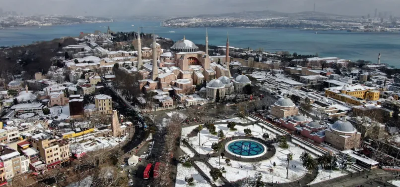 İstanbul'da görenleri hayran bırakan kar manzarası! Tarihi yarımada beyaza boyandı