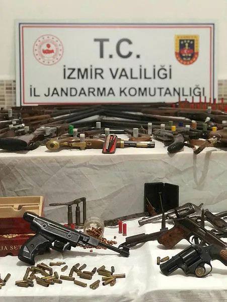 FETÖ şüphelisinin evinden casus tabancası çıktı - 1