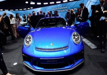 Porsche’den iki dünya prömiyeri birden