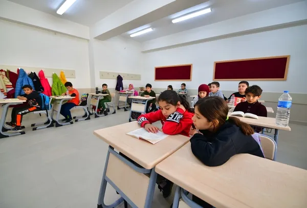 yeni-medeniyette-ilk-ders-zili-caldi-10-okulda-bin-446-ogrenci-siniflarda-yerini-aldi-1666601939979.jpg Yeni Yusufeli'nin okullarında ilk ders zili çaldı! 10 okulda bin 446 öğrenci sınıflarda yerini aldı - 2