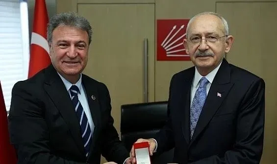 chpdeki-kriz-yandaslari-da-birbirine-dusurdu-yarkadastan-ekrem-imamoglu-ve-ozele-salvo-1706823721394.jpeg CHP'deki kriz yandaşları da birbirine düşürdü! Yarkadaş'tan Ekrem İmamoğlu ve Özgür Özel'e salvo - 4
