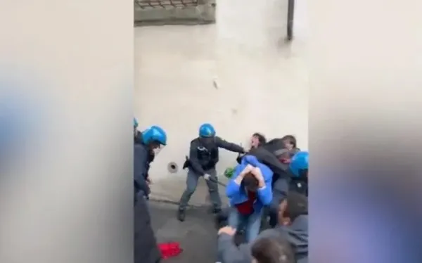 filistin-destekcisi-ogrencilere-coplu-saldiri-skandal-goruntuler-1708702740120.jpeg Filistin destekçisi öğrencilere coplu saldırı! Skandal görüntüler - 1