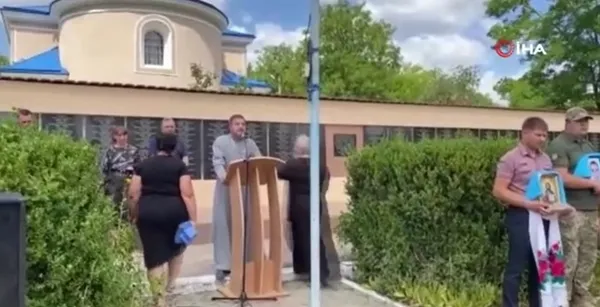 1659036878672.jpg Cenaze töreninde haç ile saldırdı! İki rahibin birbirine girdiği o anlar gündem oldu - 1