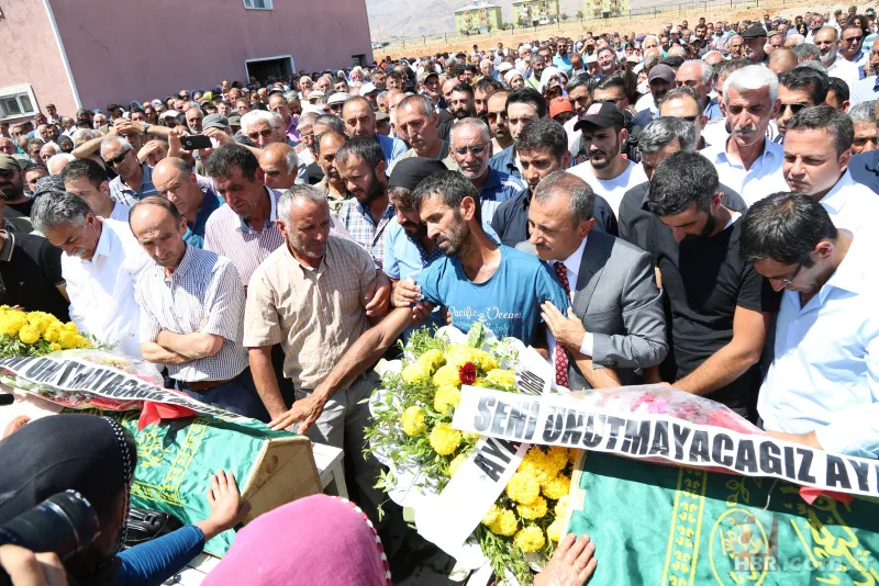 Tunceli’de PKK tarafından şehit edilen kardeşler son yolculuğuna uğurlandı 13
