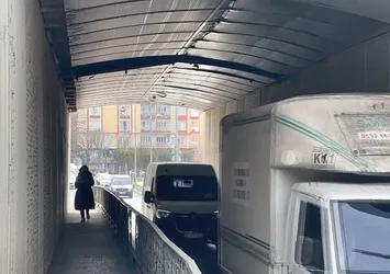 Alt geçitten koptu araçların üzerine düştü! Büyükçekmece'de korkutan olay