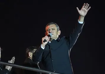 Özgür Özel'in skandal provokasyon çağrısı sonrası sokaklar karıştı! A Haber bölgede: Polise taşlı saldırı... | Başından böyle yaralandı