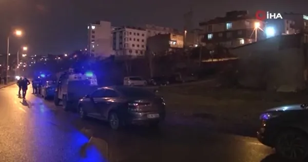 istanbulda-polis-ekiplerine-silahli-saldiri-1-polis-yarali-1673644129146.jpg İstanbul'da polis ekiplerine silahlı saldırı: 1 polis yaralı - 2