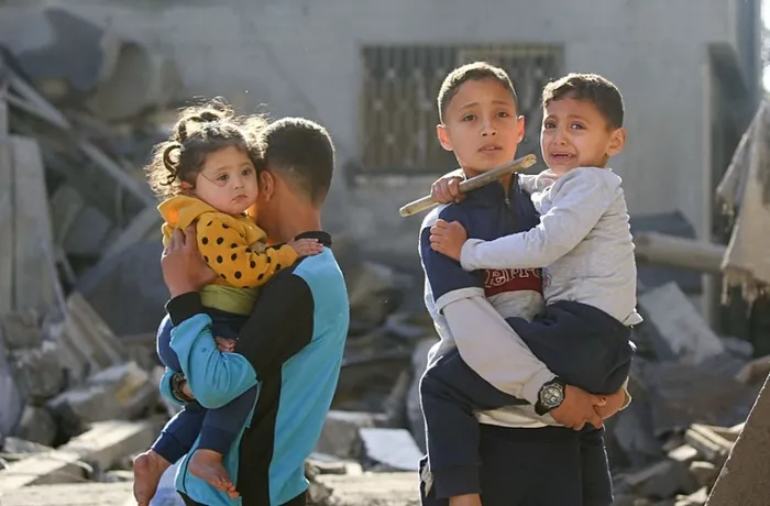 israilden-hamasin-siyasi-buro-uyesi-ismail-berhuma-suikast-tedavi-gordugu-hastaneye-saldiri-1742795454315.jpg Evleri yıkılan Gazzeli çocuklar (AFP)