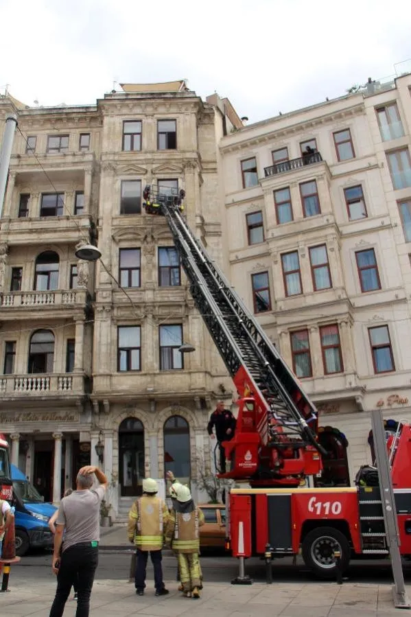 Son dakika: İstanbul Beyoğlu'nda tarihi otelde yangın paniği - 4