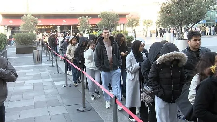 1732870603860.jpeg Vatandaşlar indirimli ürünleri yakalayabilmek için geceden kuyruğa girdi (DHA)