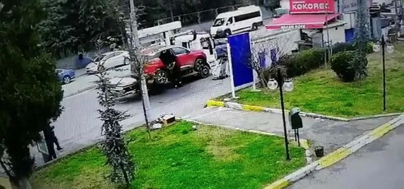 Çekicinin kaldırdığı araçtan düşen yaşlı kadın kameraya yansıdı
