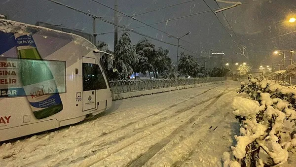İstanbul’da kar esareti: Yollar trafiğe açıldı uçuşlar başladı! | Dakika dakika gelişmeler...