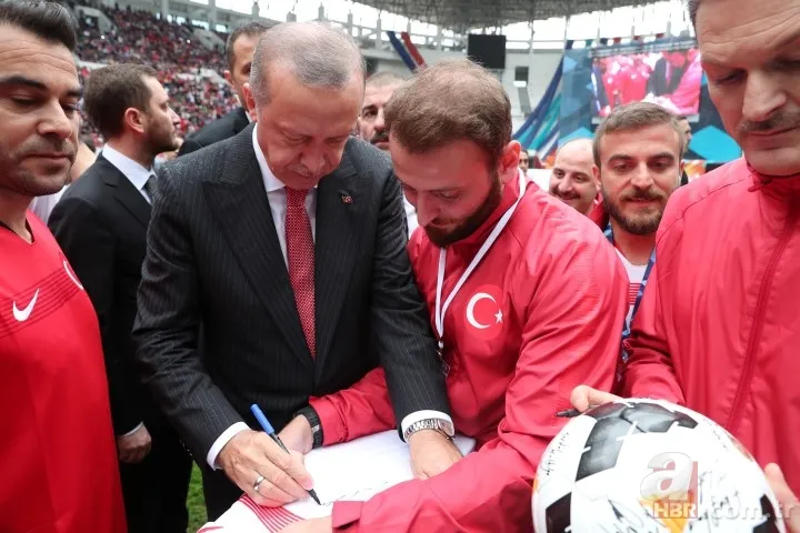 Başkan Erdoğan ünlüler karması maçını başlattı 14