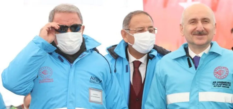 Ulaştırma ve Altyapı Bakanı Adil Karaismailoğlu ile Milli Savunma Bakanı Hulusi Akar tramvay hattı ilk ray kaynak törenine katıldı