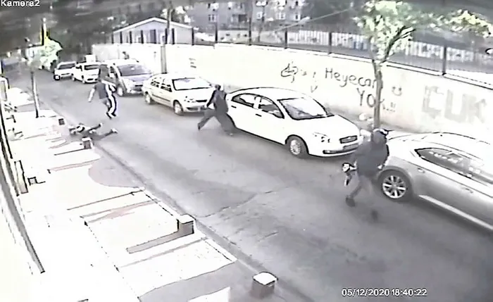 İstanbul’da silahlı saldırı kamerada! Yaralı genç sürünerek kaçmaya çalıştı - 4
