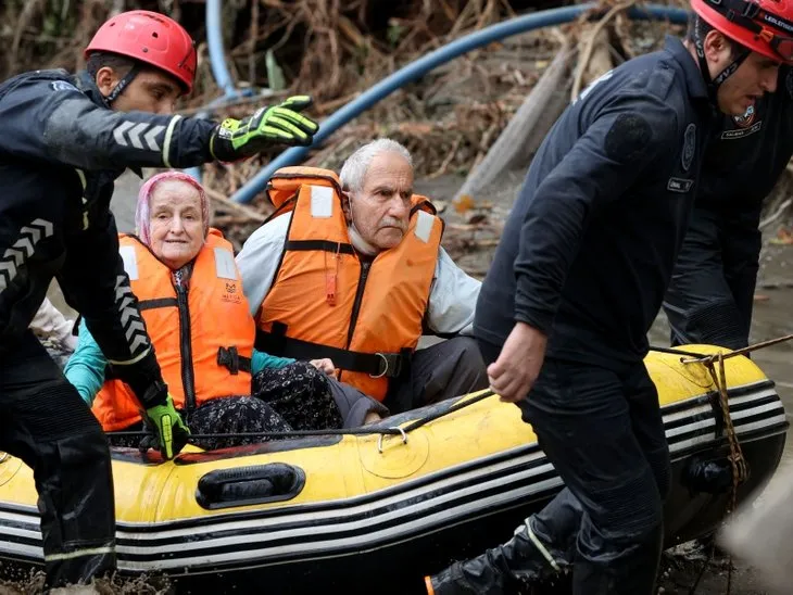 Yüzlerce vatandaşı çamur denizinden kurtardılar! Bazı kahramanlar pelerin takmaz