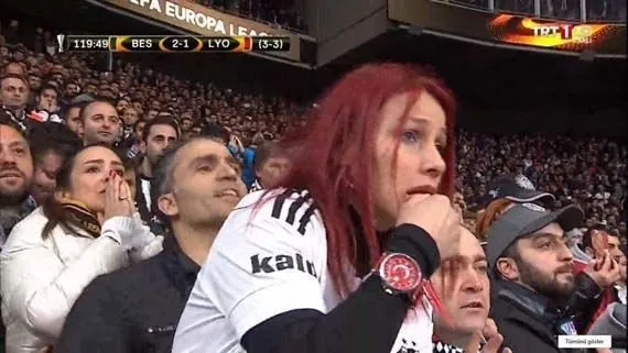 Beşiktaş - Lyon maçına kızıl saçlı kız damga vurdu