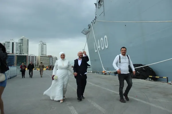 1683360783797.jpg Nikah sonrası TCG Anadolu ziyareti! Çiçeği burnunda çift: Unutulmaz bir anı olacak - 3