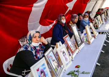 Diyarbakır annelerinden HDP-PKK'ya büyük gözdağı: 1800 gün geçse de terk etmiyorum