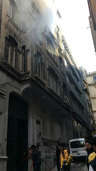 Beyoğlu'nda yangın: 4 kişi hayatını kaybetti - 2
