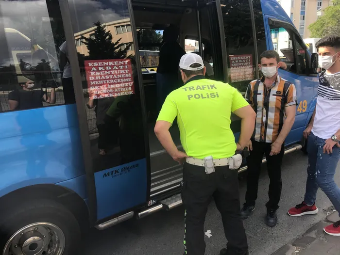 Minibüslerde tıka basa yolculuk devam ediyor! Esenyurt’ta sosyal mesafesiz yolcu taşıyan minibüslere ceza yağdı - 1