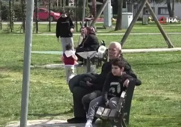 Sakarya'da sıcak havayı gören soluğu parklarda aldı