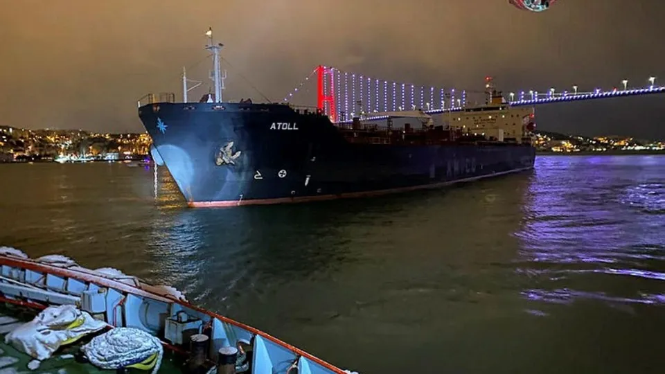 İstanbul Boğazı'nda büyük facia! Yakıt tankerinin dümeni kilitlendi! Metreler kala durdu