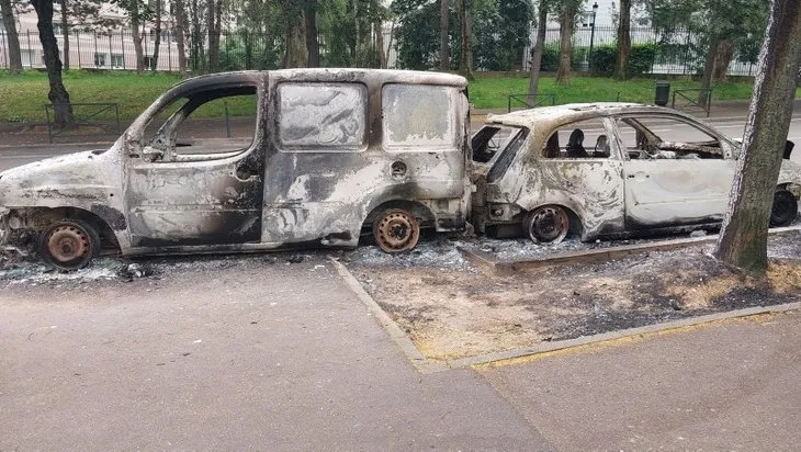 Fransa'da büyük isyan! Araçları alev topuna çevirdiler! 5 günlük sokağa çıkma yasağı