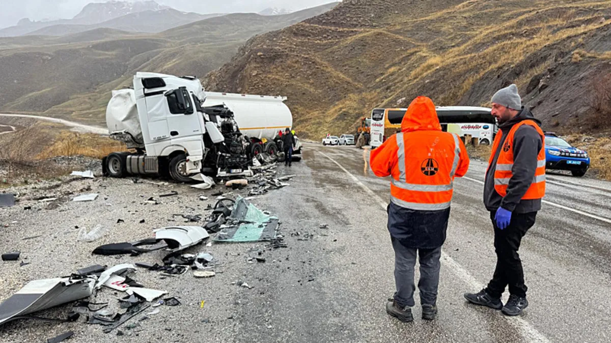 Hakkari'de otobüs ile yakıt tankeri çarpıştı: Ölü ve yaralılar var