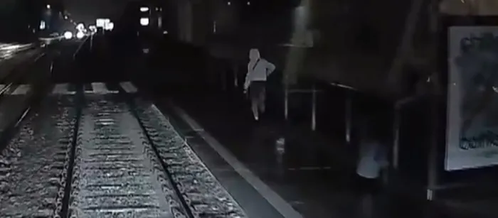 Yürekleri ağızlara getiren anlar! Genç kadın tramvayın altında kalmaktan son anda kurtuldu - 5
