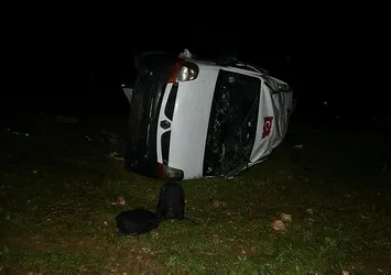 Kaçak göçmenleri taşıyan minibüs devrildi