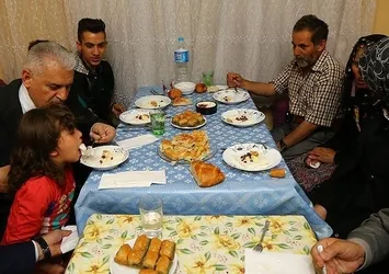 Başbakan Yıldırım gecekonduda iftar yaptı