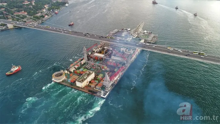 Dünyanın en büyük inşaat gemisi İstanbul Boğazı’ndan geçiyor