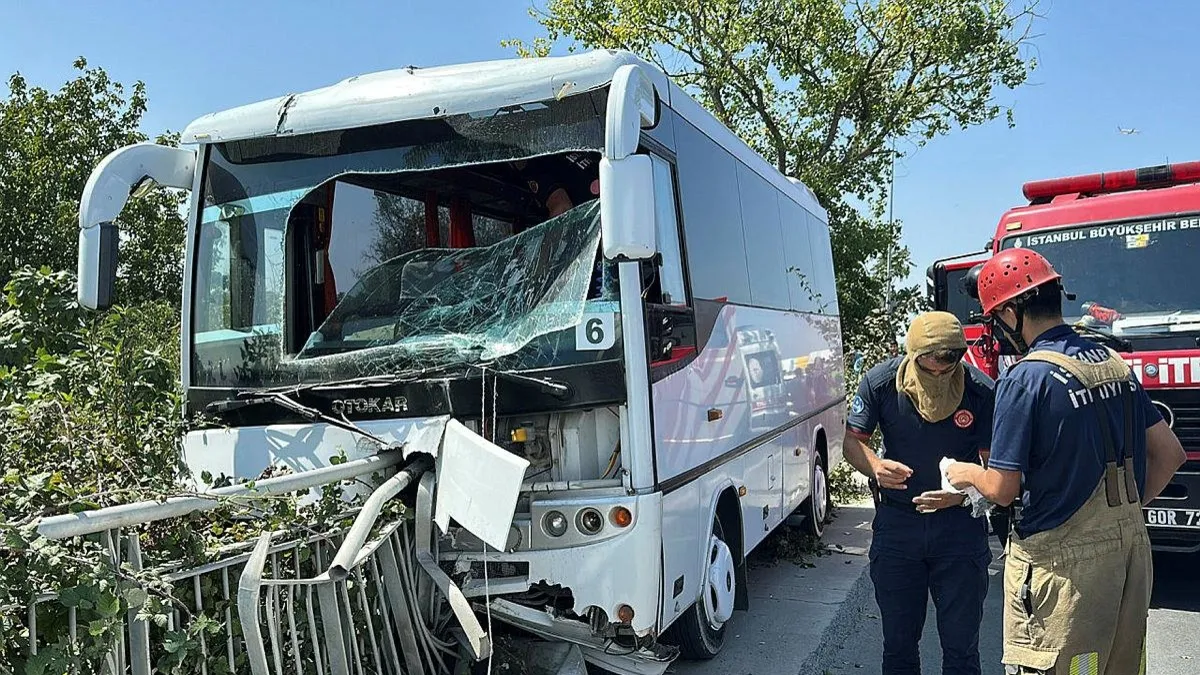 Arnavutköy'de hastane personelini taşıyan servis bariyere saplandı: 5 yaralı