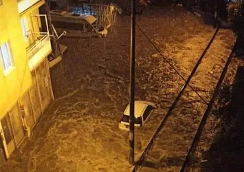 Caddeler nehre döndü! İzmir'de sel felaketi