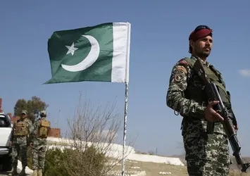 Pakistan'da 450 yolcu esir alındı