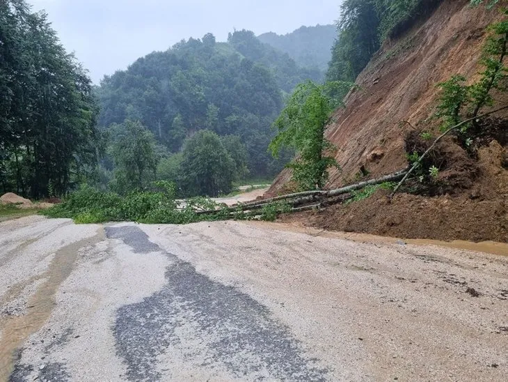 Sağanak yağış Düzce’de hayatı felç etti! Batı Karadeniz’de sel ve heyelan tehlikesi