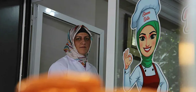 Eşinin yanında temizlik görevlisi olarak işe başladı, şimdi usta oldu