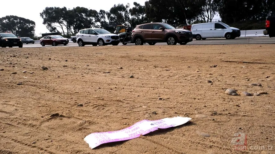 Yola saçılan paraları toplamak için birbirleriyle yarıştılar 9