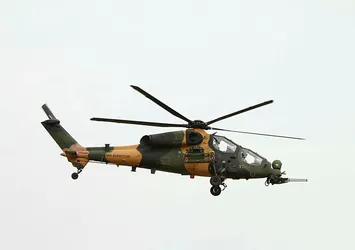 Atak helikopterleri KKTC semalarında