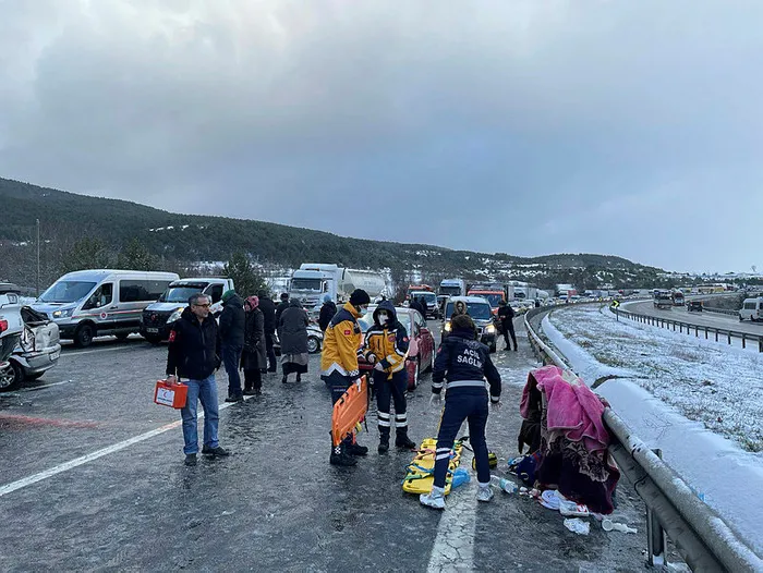 son-dakika-boluda-anadolu-otoyolunu-trafige-kapatan-zincirleme-kaza-1642257754676.jpg