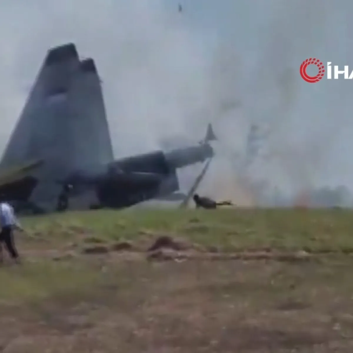 Havalimanında korku dolu anlar: Endonezya'da Sukhoi Su-30 savaş uçağı pistten çıktı!