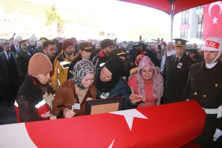 Türkiye şehitlerini uğurluyor! Tabutunun başında gözyaşları sel oldu | Bu acıya yürek dayanmaz