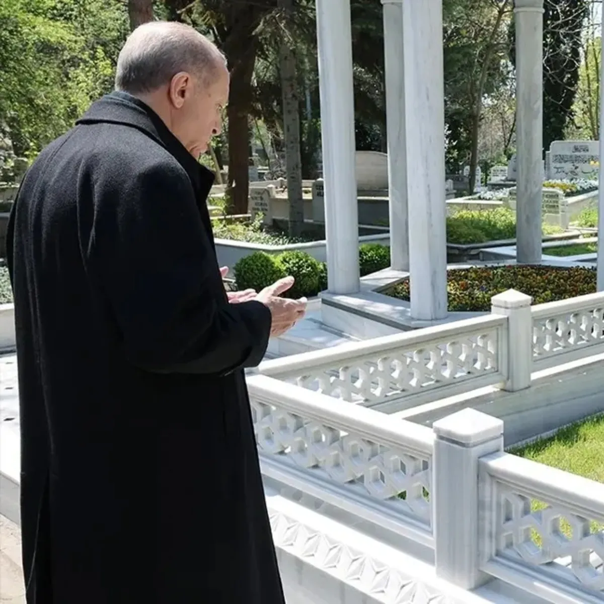 Başkan Erdoğan'dan anne ve babasının kabrine ziyaret