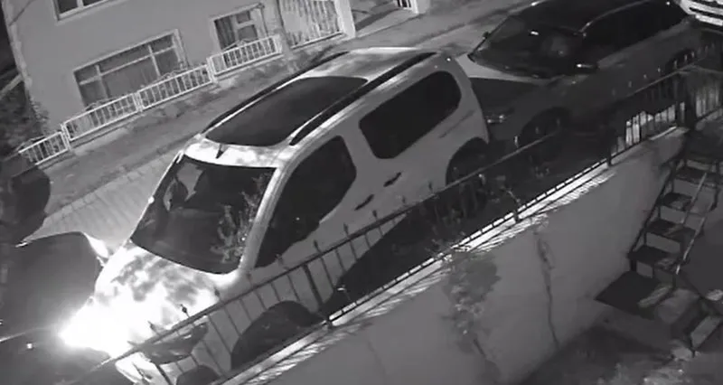 Avcılar’da sürücüsü otomobildeyken, torpidonun üzerindeki telefonu çaldı