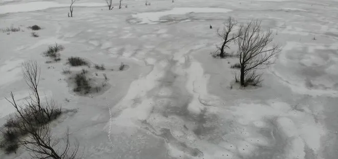 Eksi 15 dereceyi gördü! Kars Barajı dondu