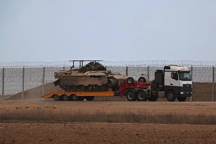 İsrail tankları Gazze'den çekilmeye başladı. (EPA)