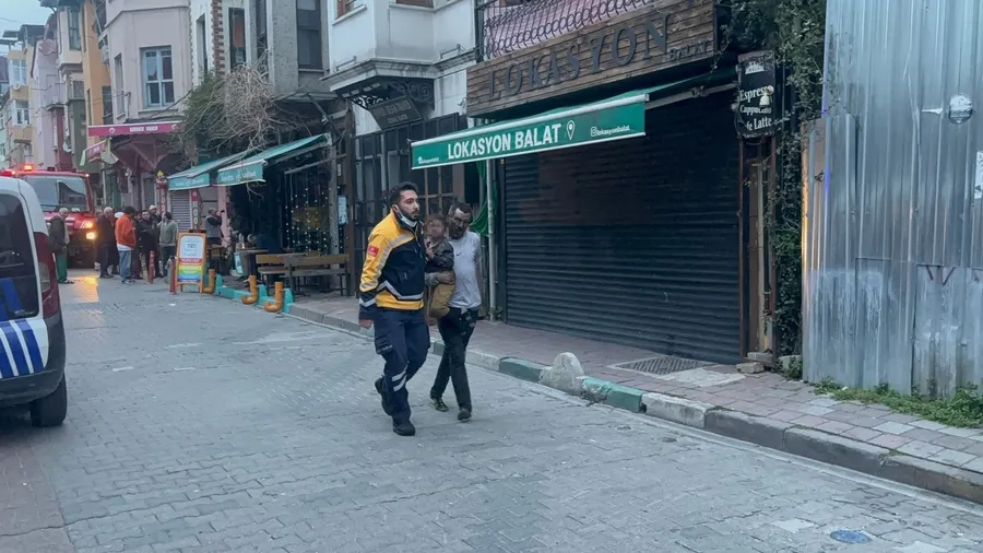 Fatih'te apartmanda çıkan yangında 1 kişi öldü, 6 kişi yaralandı - 1