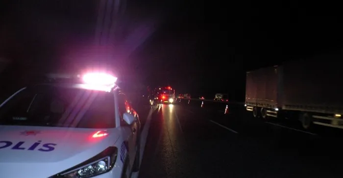 Kuzey Marmara Otoyolu’nda metal yüklü TIR alev alev yandı - 1